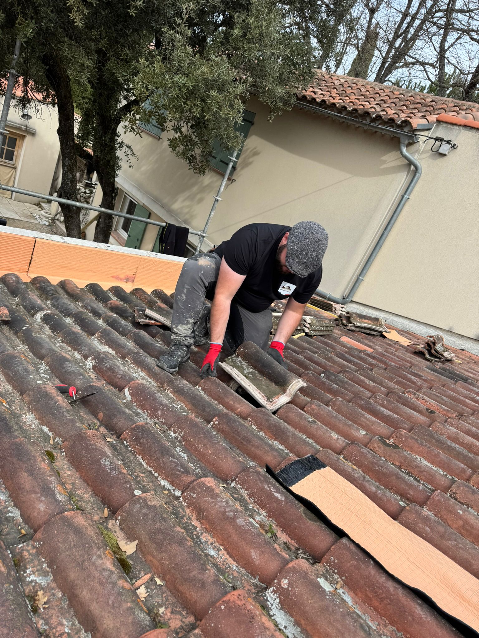 Sean Violet, dirigeant Les Toits de France, sur un chantier de couverture dans les Bouches-du-Rhône